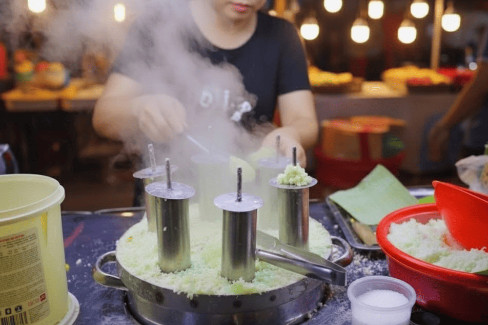 Bánh ống lá dứa tỏa hương thơm ngây ngất nên thử một lần